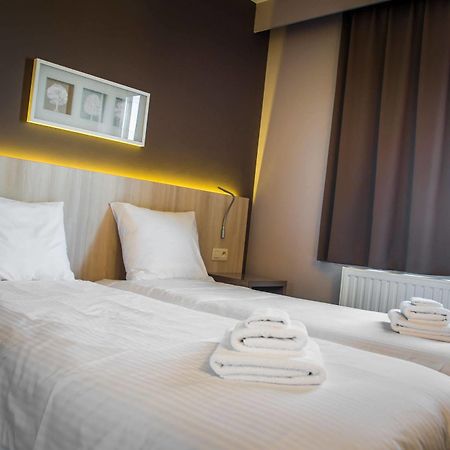 Hotel Les 100 Ciels Сент-Юбер Экстерьер фото