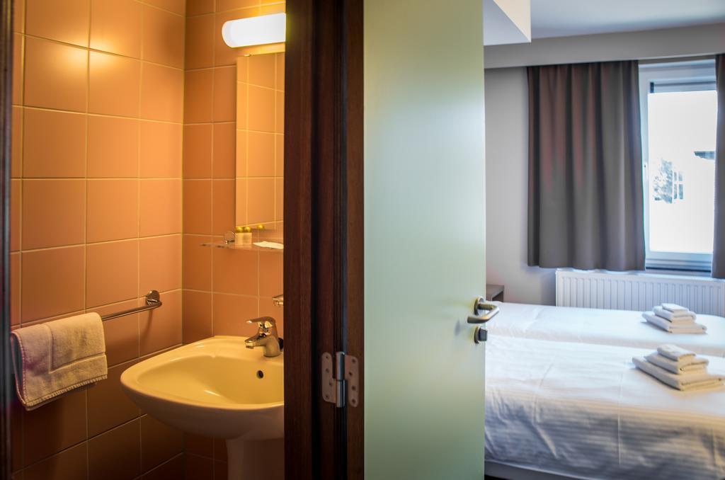 Hotel Les 100 Ciels Сент-Юбер Экстерьер фото