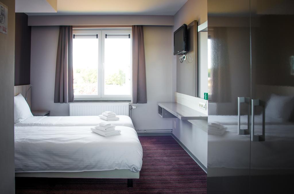 Hotel Les 100 Ciels Сент-Юбер Экстерьер фото