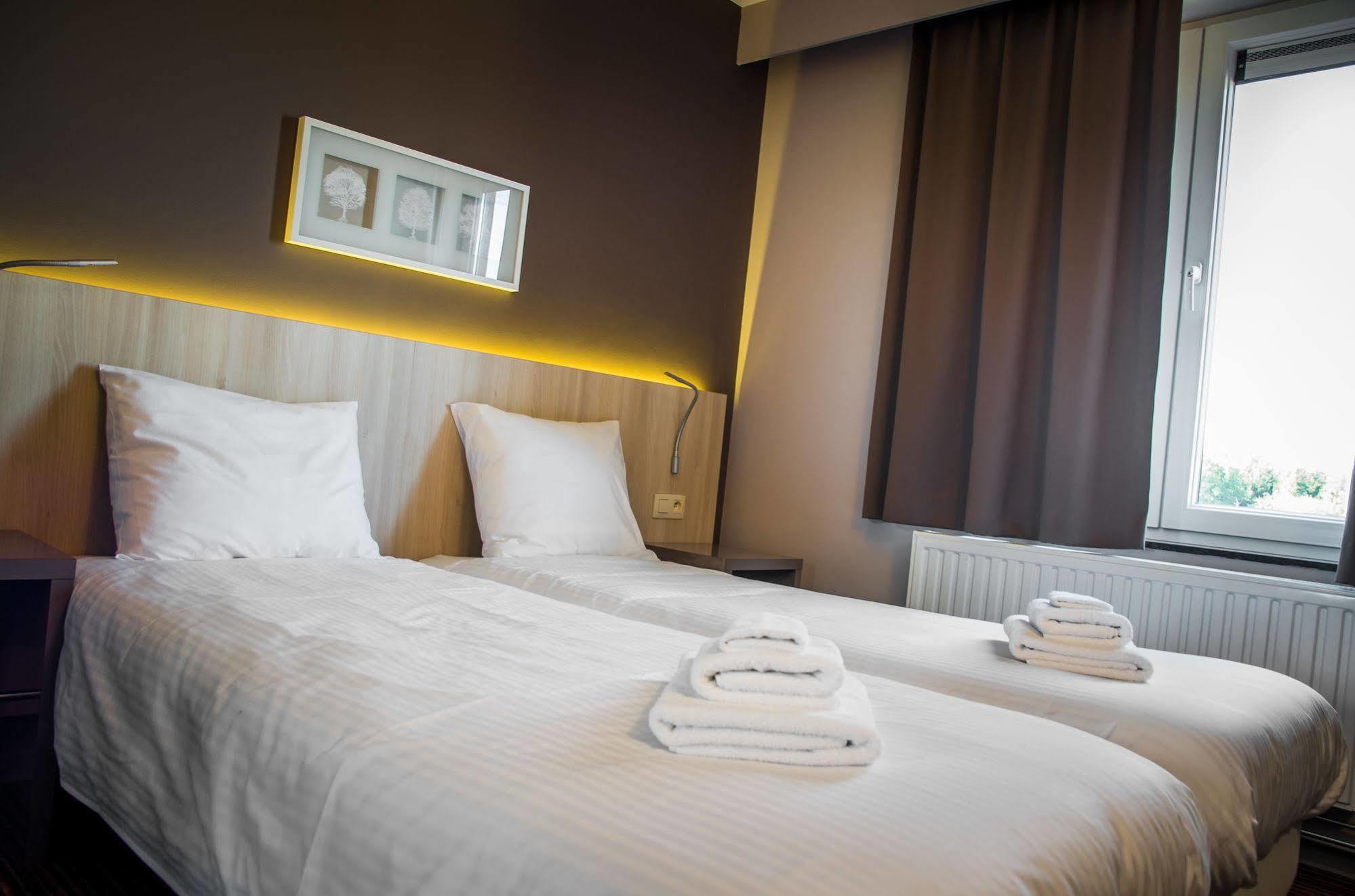 Hotel Les 100 Ciels Сент-Юбер Экстерьер фото